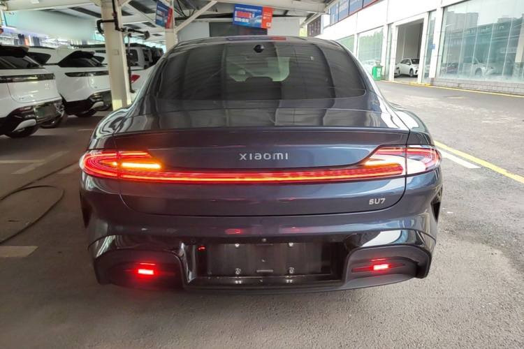 MI SU7 2024 immagine di auto #6