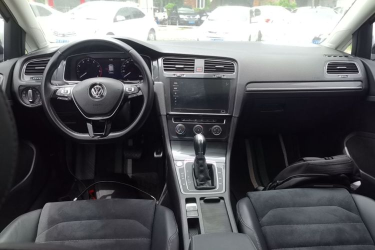 Volkswagen Golf 2020 car image #10