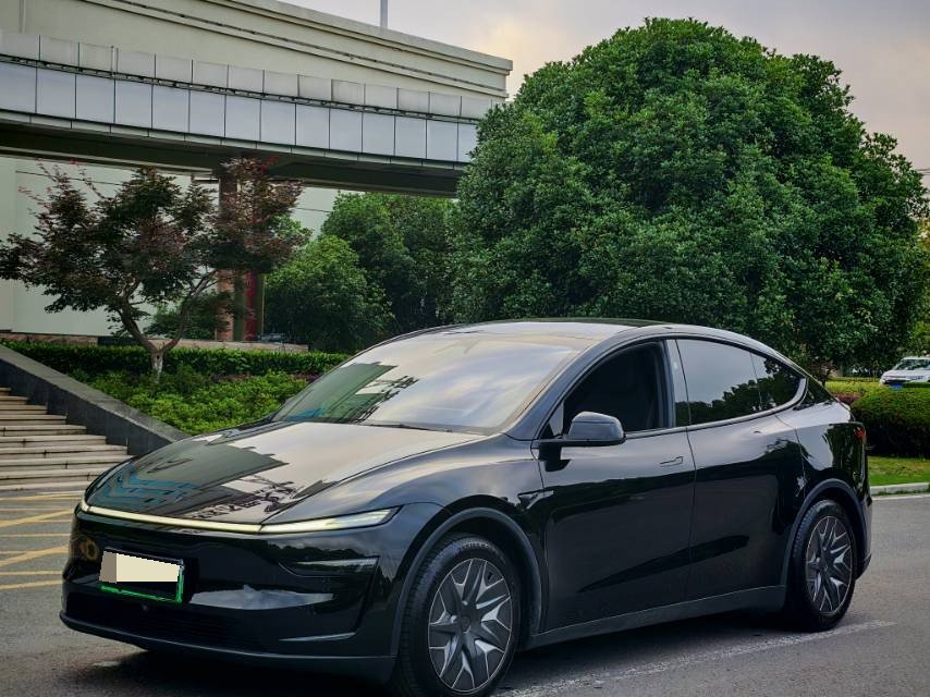 Tesla Model Y L 2026 car image 