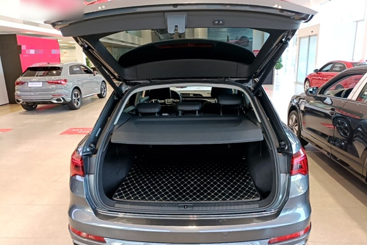 Audi Q3 2020 car image #21
