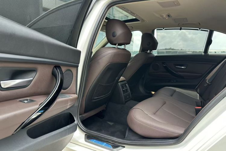 BMW 3 Series 2018 car image #15