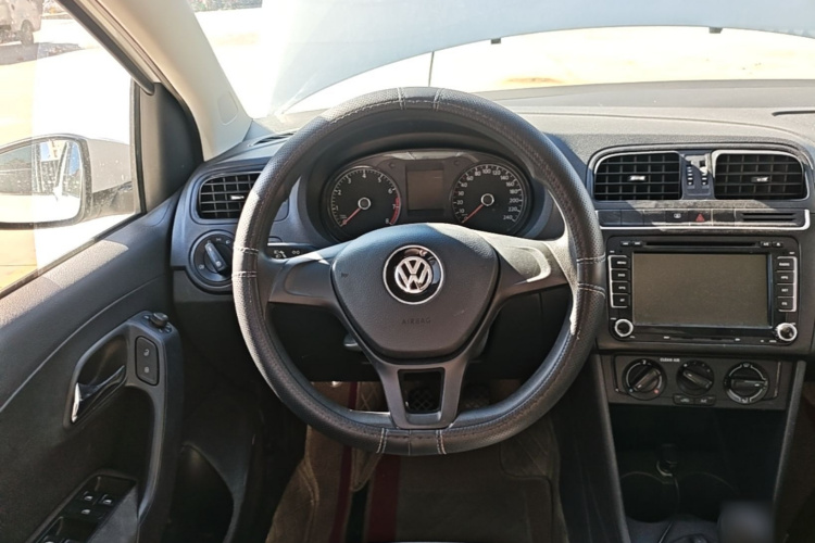 Volkswagen Polo 2017 car image #11