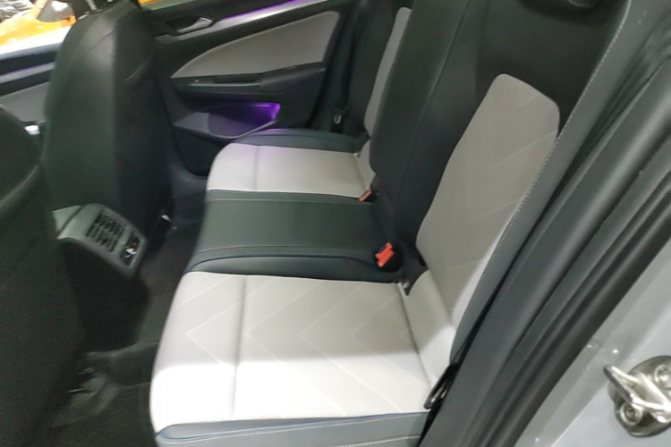 Volkswagen Golf 2026 immagine di auto #17