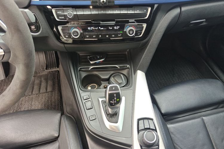 BMW 3 Series 2018 car image #18