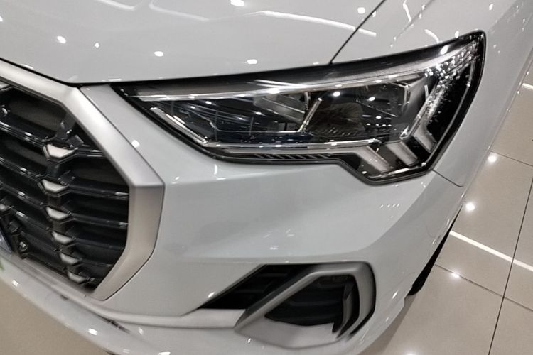 Audi Q3 2022 car image #23