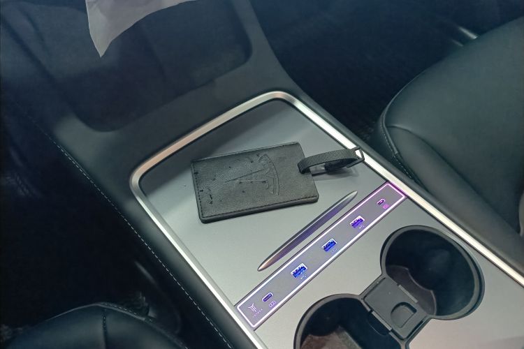 Tesla Model 3 2023 car image #9