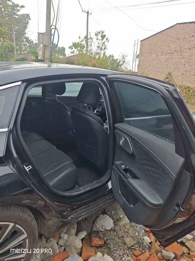 2025 car image #3
