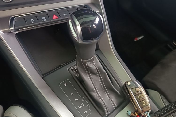 Audi Q3 2020 car image #14