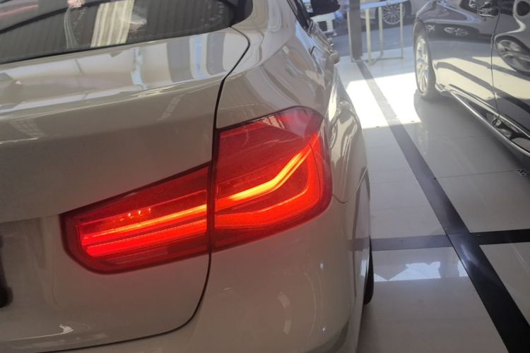 BMW 3 Series 2018 #8 BMW 3 Series 2018 car image #8