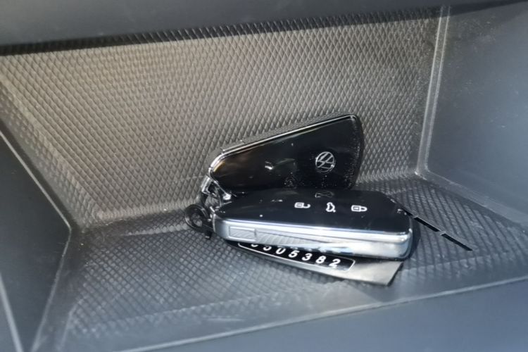 Volkswagen Golf 2024 car image #9
