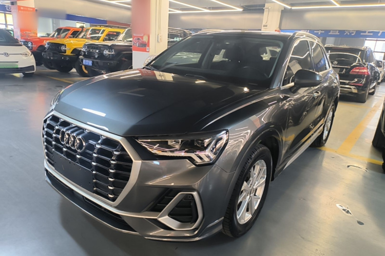 Audi Q3 2019 car image #2