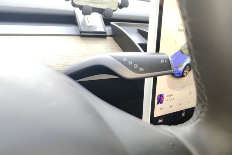 Tesla Model Y 2023 car image #16