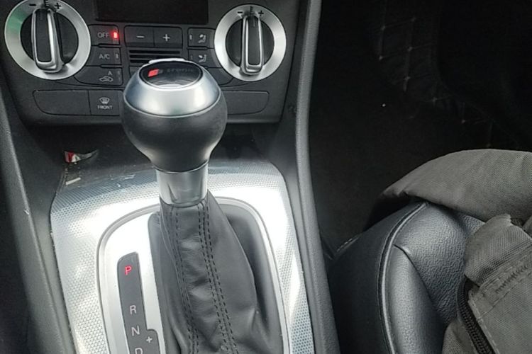 Audi Q3 2016 car image #14