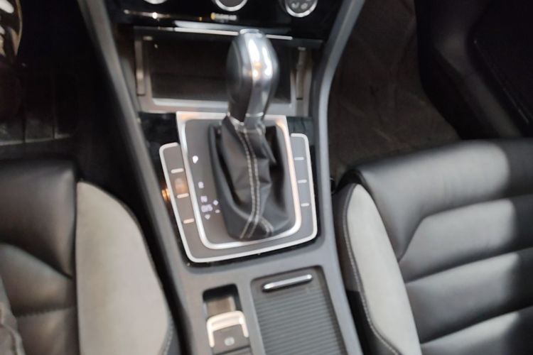 Volkswagen Golf 2017 car image #14