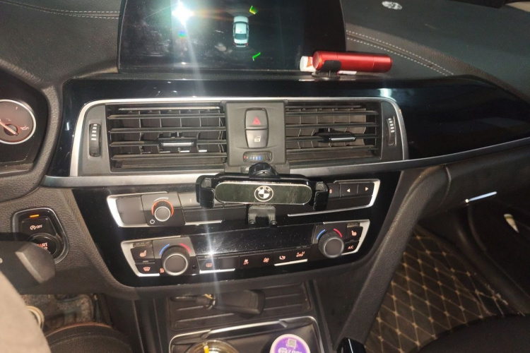 BMW 3 Series 2018 car image #17