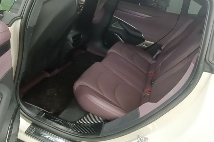MI SU7 2024 immagine di auto #17