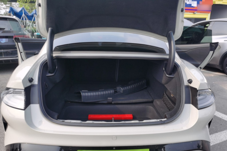 MI SU7 2024 immagine di auto #19
