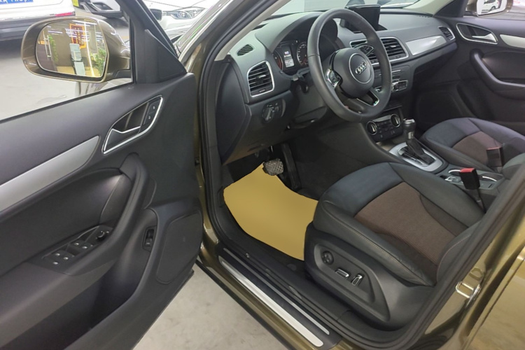 Audi Q3 2017 car image #16