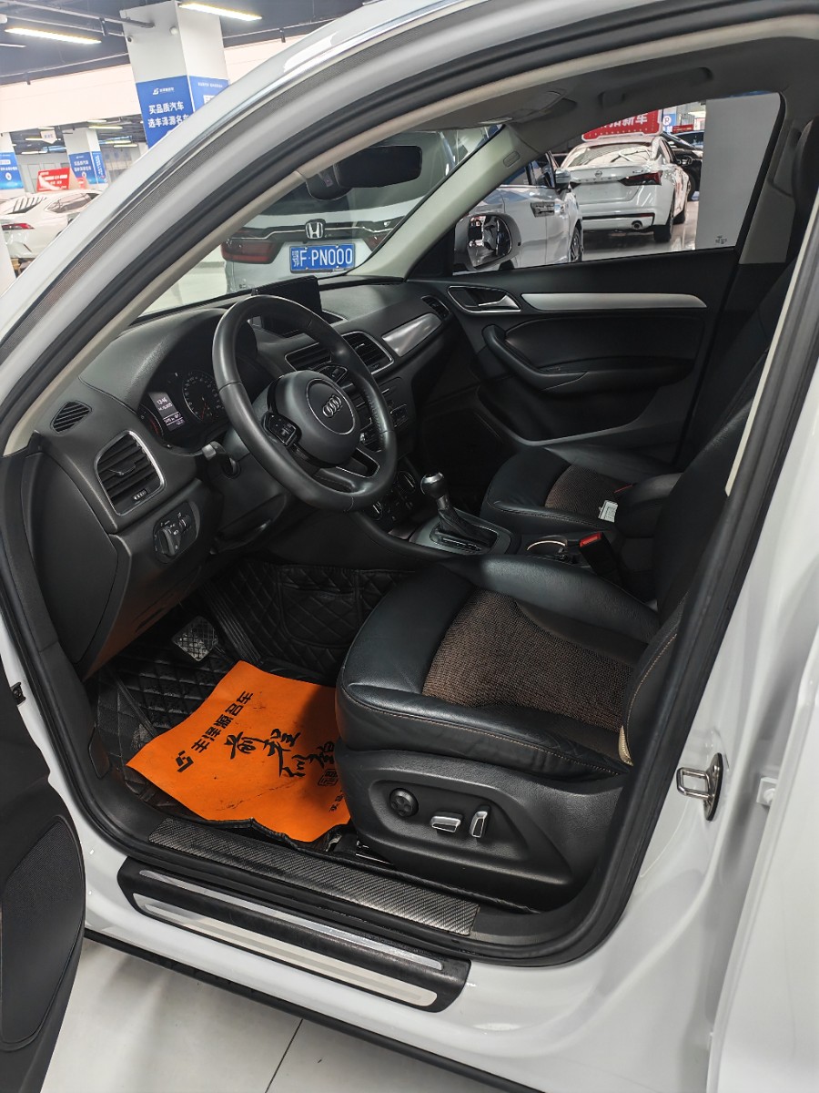 Audi Q3 2018 car image #3