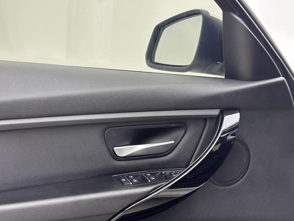 BMW 3 Series 2018 car image #17