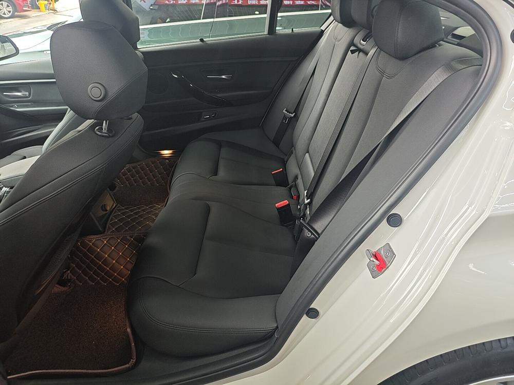 BMW 3 Series 2018 صورة سيارة #16