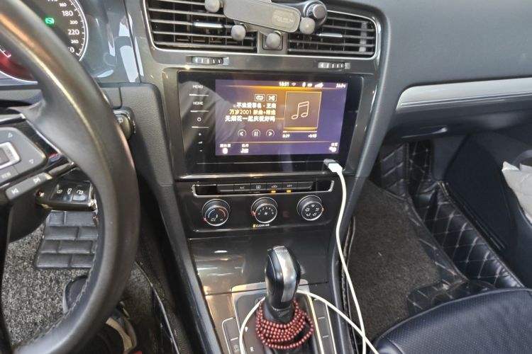 Volkswagen Golf 2020 car image #15