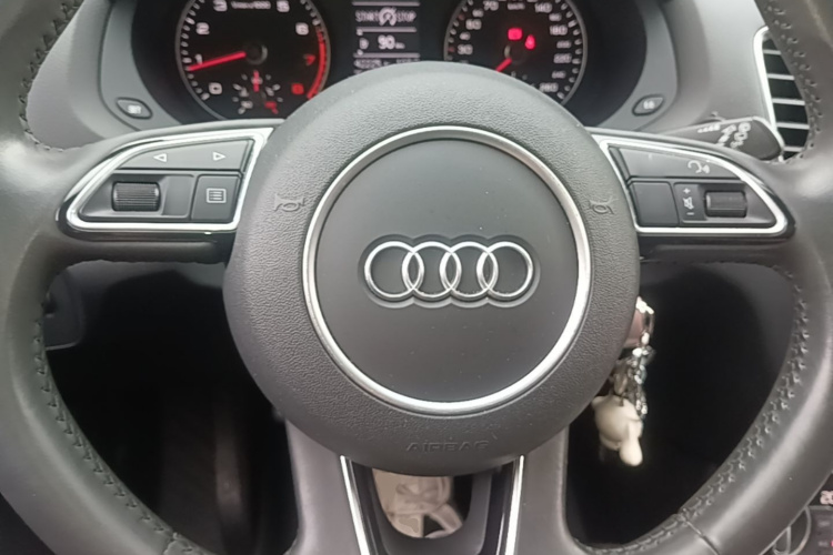 Audi Q3 2019 car image #11