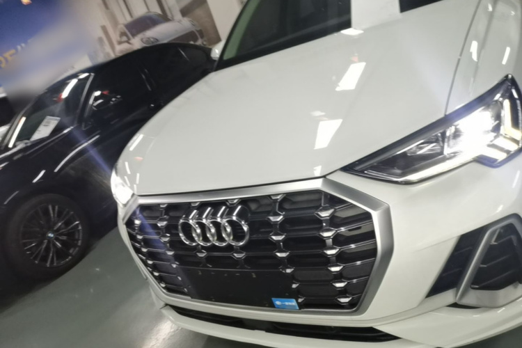 Audi Q3 2021 car image #3