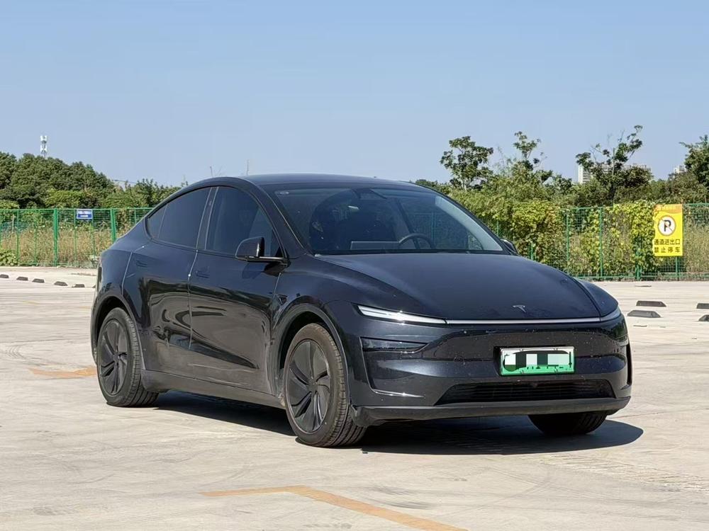 Tesla Model Y 2025 #3 Tesla Model Y 2025 car image #3