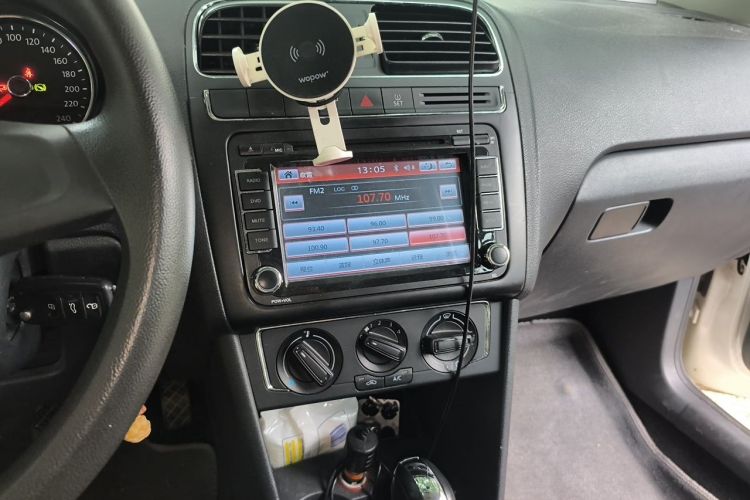 Volkswagen Polo 2015 car image #13