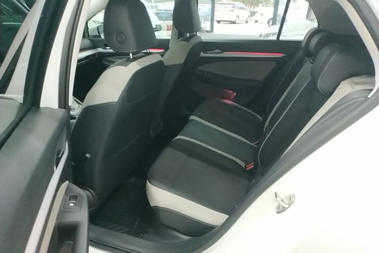 Volkswagen Golf 2022 car image #17
