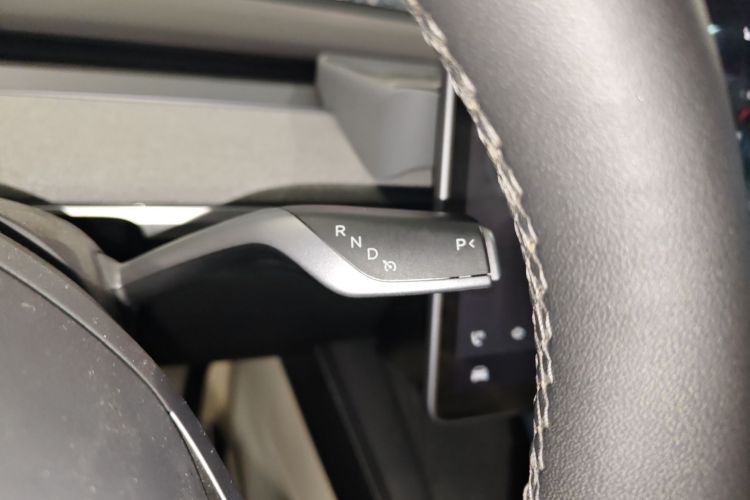 Tesla Model Y 2023 car image #14