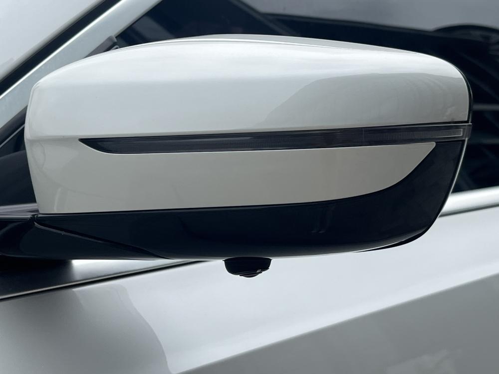 BMW 3 Series 2019 car image #17
