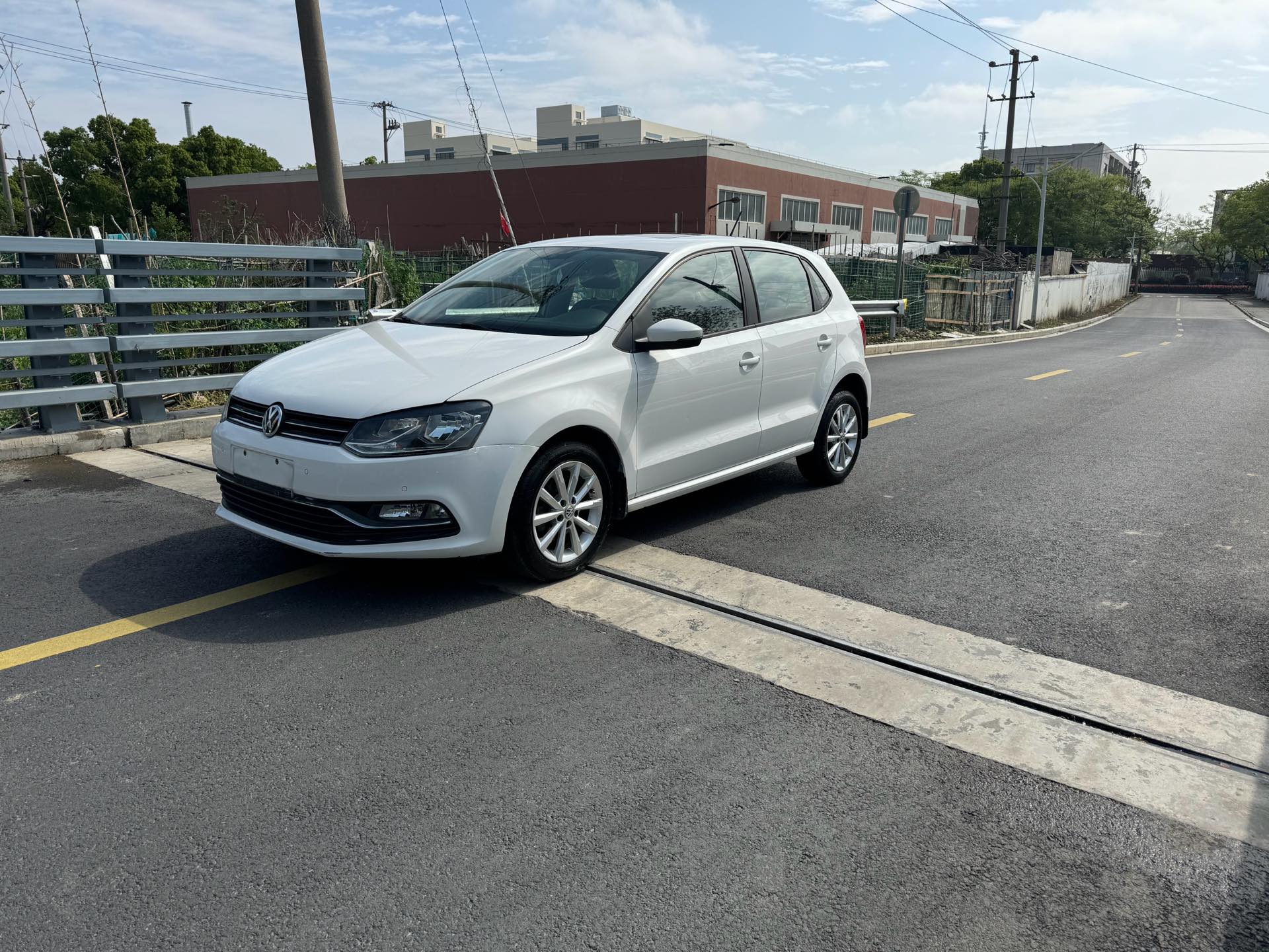 Volkswagen Polo 2015 Volkswagen Polo 2015 car image