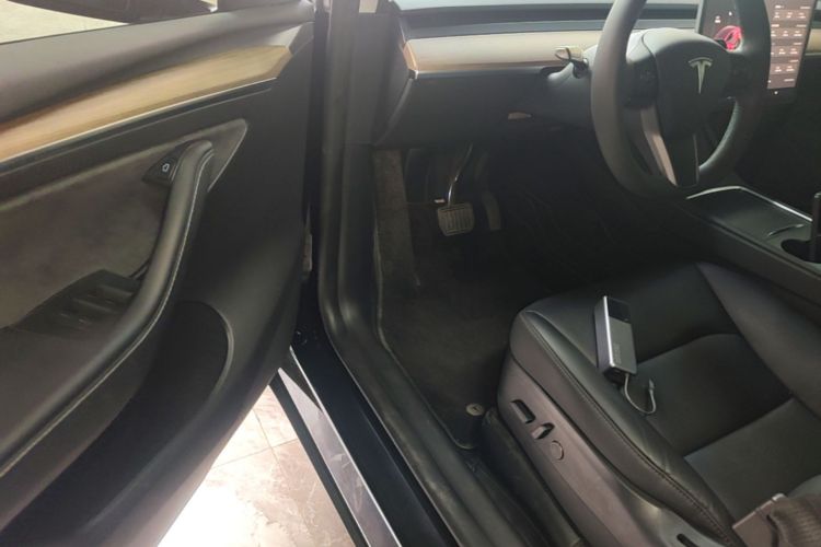 Tesla Model Y 2023 immagine di auto #16