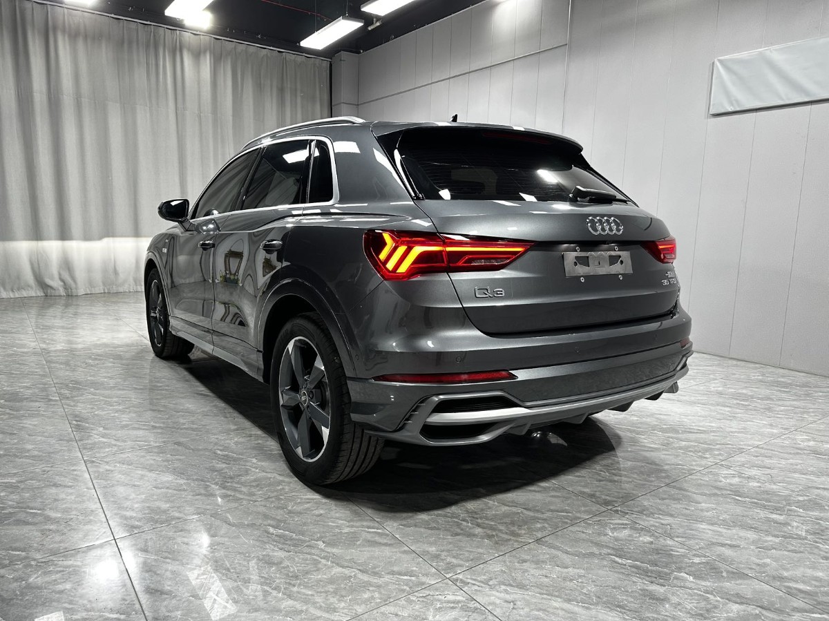 Audi Q3 2023 car image #9