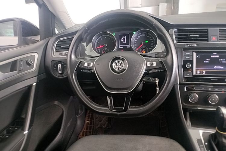 Volkswagen Golf 2018 car image #11