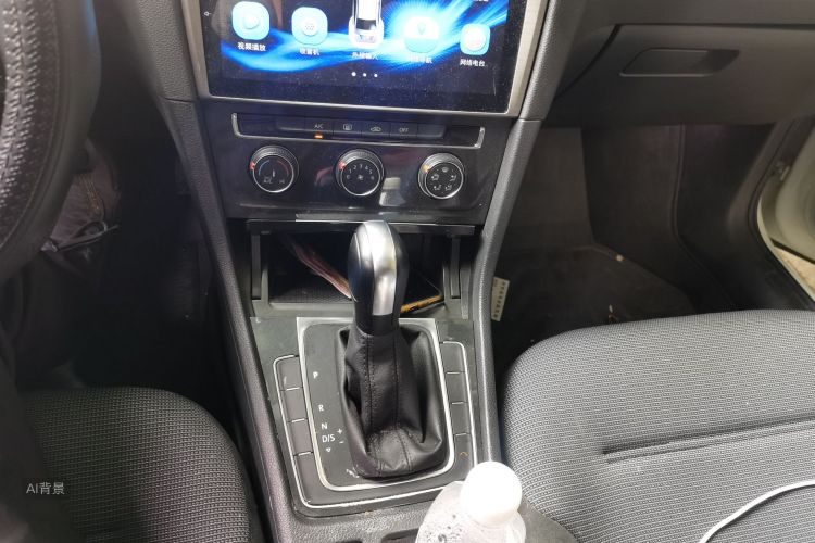 Volkswagen Golf 2018 car image #16