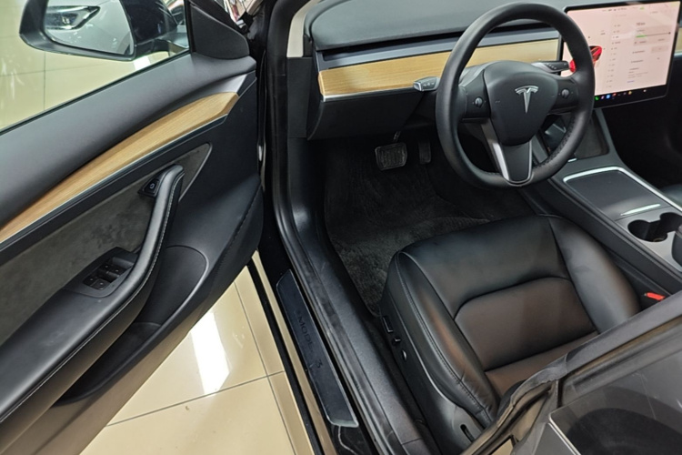 Tesla Model 3 2023 car image #12