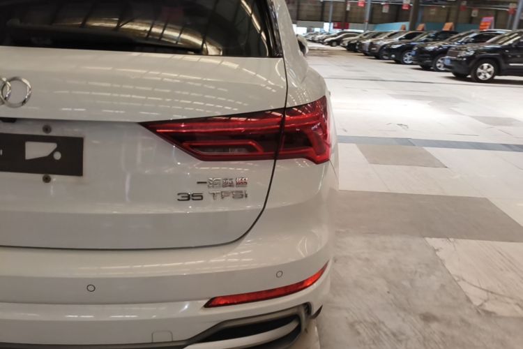 Audi Q3 2019 car image #8
