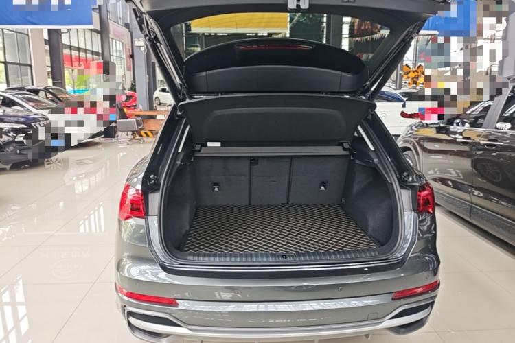 Audi Q3 2023 car image #19