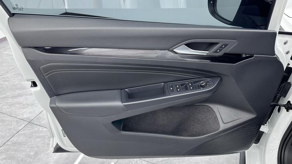 Volkswagen Golf 2023 car image #8