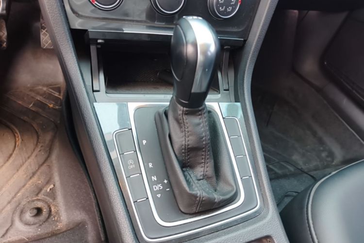 Volkswagen Golf 2018 car image #14