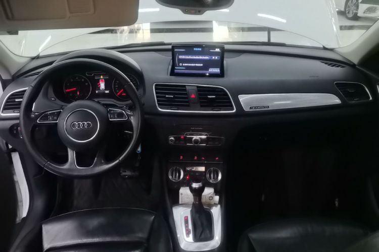 Audi Q3 2016 car image #10