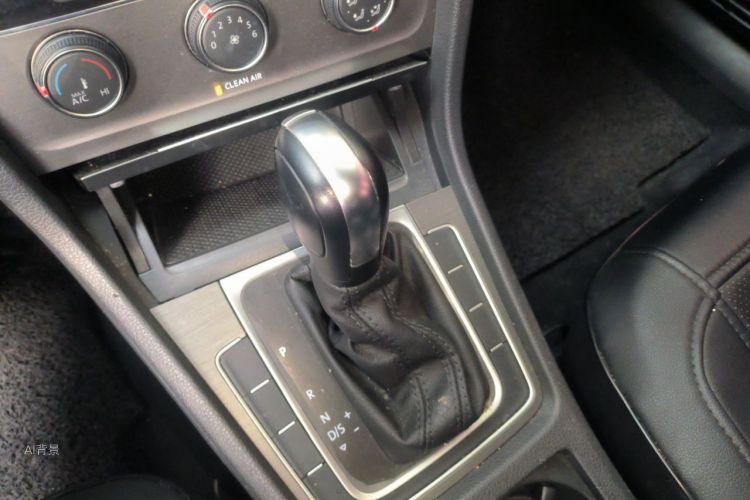 Volkswagen Golf 2017 car image #16