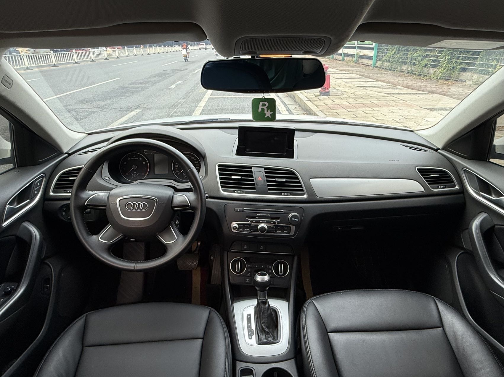 Audi Q3 2018 car image #9