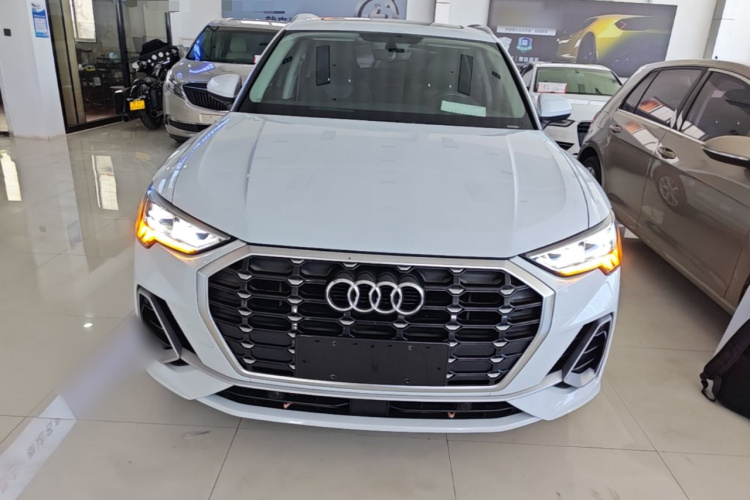 Audi Q3 2019 car image #3