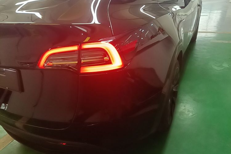 Tesla Model Y 2022 immagine di auto #8