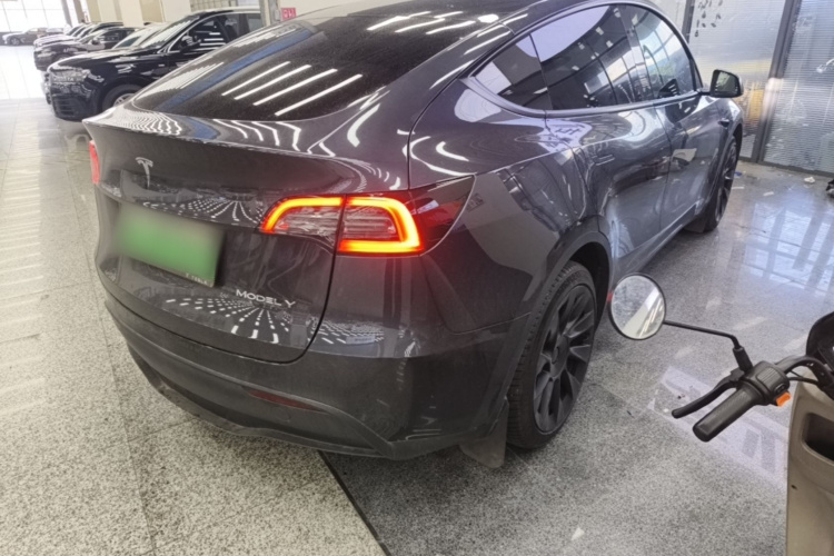 Tesla Model Y 2024 #7 Tesla Model Y 2024 car image #7