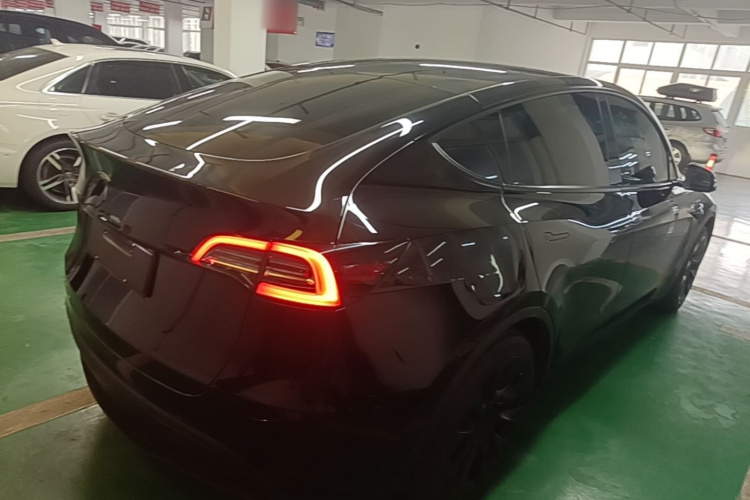 Tesla Model Y 2022 immagine di auto #7